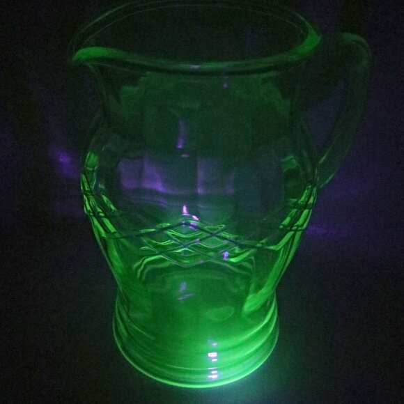 Vintage Green Uranium Glass Pitcher Glows Depression Glass Diamond Cris Cross Pa - Picture 6 of 6
